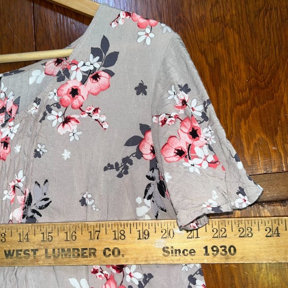 Torrid Size 0 Women's Large Neutral Ditsy Floral V Neck Flowy Shirt - Picture 5 of 6